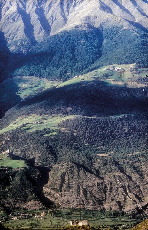 „Geologischer Himmel“ ist im Vordergrund die Ruine Obermontani am Ausgang des Martelltales zu erkennen. Dort wurde die wichtige Handschrift „J“ des Nibelungenliedes gefunden.