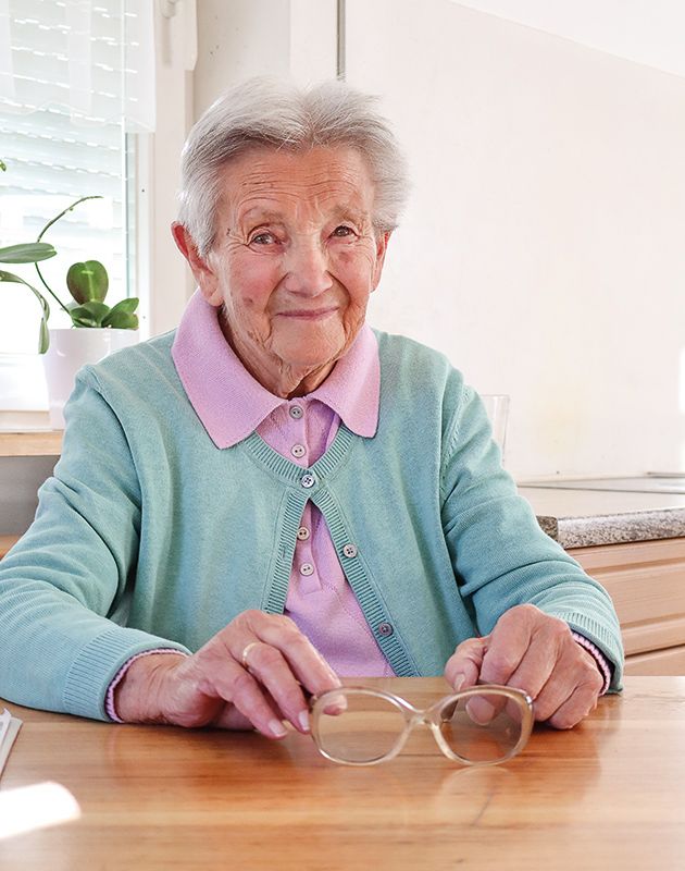 Anna Franziska Wieser, Witwe Schnitzer, genannt Ada, geb. 1933, Lichtenberg: „I siich nou guat“, freut sie sich. „Mit dr Brill, dia i mit 60 kaft hon, les i haint olm nou di Zeitung.“