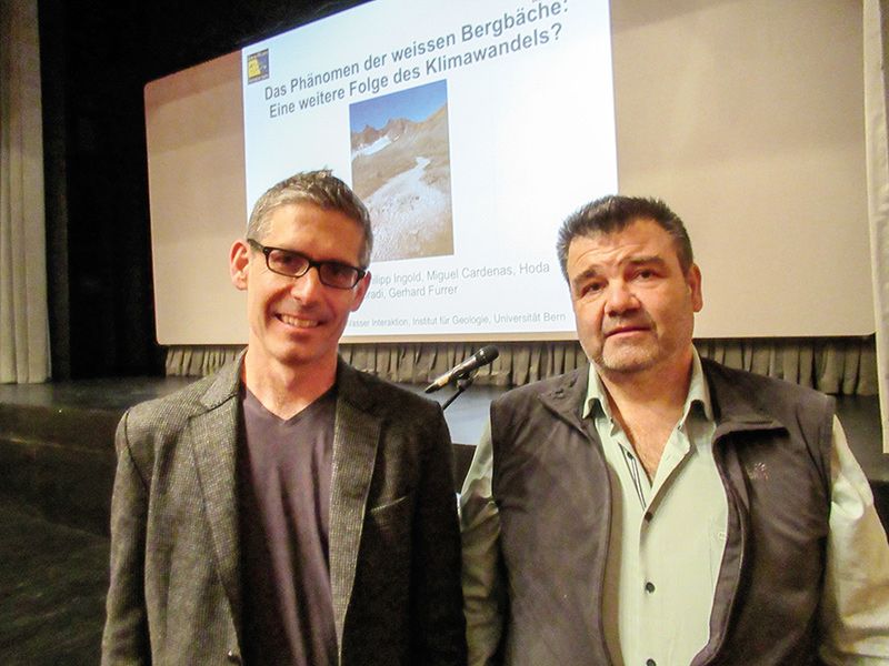 Der Geologe Christoph Wanner (links im Bild) der Universität Bern berichtete über das Phänomen der weißen Gebirgsbäche. Anwesend war auch der Landesgeologe Volkmar Mair.