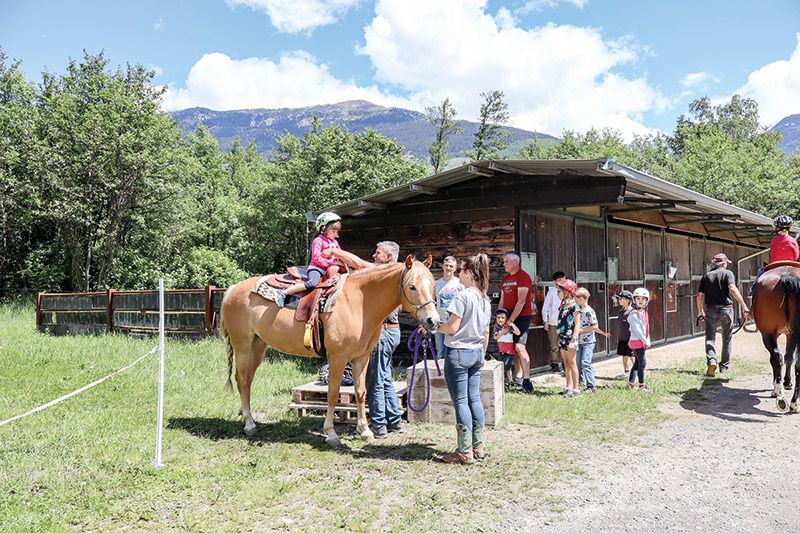 Kinder genießen die Momente auf dem Rücken der Pferde