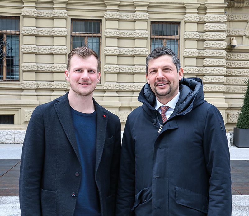 Nach jahrelangen Verhandlungen und intensiver Planung wird nun eine langersehnte Forderung des Vinschgaus nach einer schnellen Verbindung zwischen Mals und Landeck Wirklichkeit. Nachdem die Finanzierung steht, haben diese Woche die beiden Länder Südtirol und Tirol entschieden, eine direkte Busverbindung einzusetzen. Viele Pendler:innen und Student:innen in der westlichen Landeshälfte fordern seit langem eine schnellere Busverbindung vom Obervinschgau über Landeck nach Innsbruck. „Mit der Realisierung dieser Direktverbindung wird endlich ein wichtiges Anliegen des Vinschgaus umgesetzt. Die neue Verbindung bringt für viele Penlder:innen einen klaren Vorteil mit sich!“, unterstreicht Bezirksobmann Albrecht Plangger. „Auch für die Student:innen war die bisherige Fahrzeit relativ lang und der Umstieg teilweise knapp bemessen, sodass die Busverbindung keine attraktive Alternative zum PKW darstellte. Das ändert sich nun mit der neuen Direktverbindung!“, freut sich Bezirksjugendreferent Matthias Tappeiner. Mobilitätslandesrat Daniel Alfreider kann diesen Punkt nur hervorheben: „Dieses Projekt stellt den konkreten Anwendungsfall in der Zusammenarbeit der Europaregion dar: Es lässt die Landesteile ein stückweit näher aneinanderrücken und bietet der Bevölkerung einen klaren Mehrwert“. Zufrieden zeigt sich auch Landtagsvizepräsident Sepp Noggler. „Der Vinschgau und das Tiroler Oberland pflegen seit jeher einen intensiven Austausch. Diese direkte und deshalb attraktive Verbindung stellt hierbei eine weitere, wesentliche Facette dar“, so Noggler.