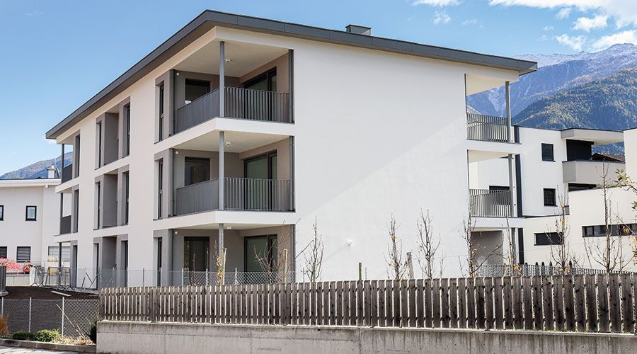 Das Kondominium „Kreuzbichl“ in Latsch vom Institut für den sozialen Wohnbau zeichnet sich durch einen kompakten und schlichten Baukörper aus und schafft den Spagat zwischen Kosteneffizienz, Ästhetik und Funktionalität.