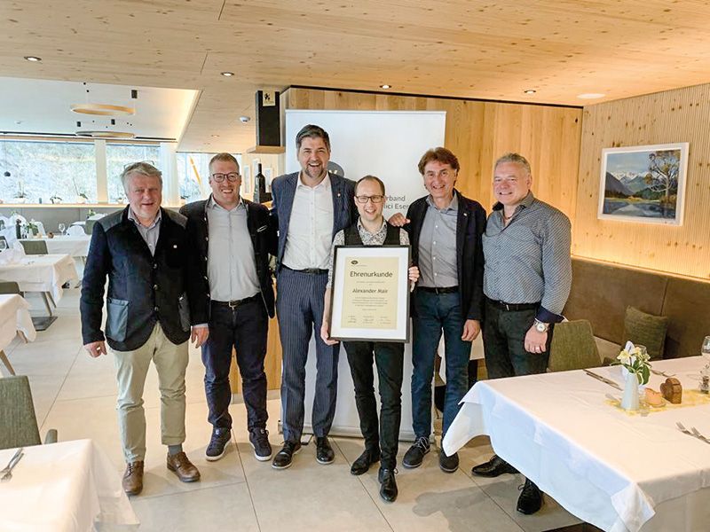 v. l.. Bürgermeister Georg Altstätter, HGV-Gebietsobmann Benjamin Raffeiner, Landtagsabgeordneter Helmut Tauber, Ortsausschussmitglied und ehemaliger HGV-Ortsobmann Alexander Mair, Verbandssekretär Helmuth Rainer sowie HGV-Ortsobmann Roland Gluderer.