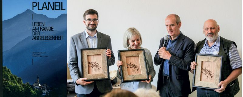 Geschenk für die Autoren v. l.: David Fliri, Mercedes Blaas, Moderator Martin Pazeller und Herbert Raffeiner