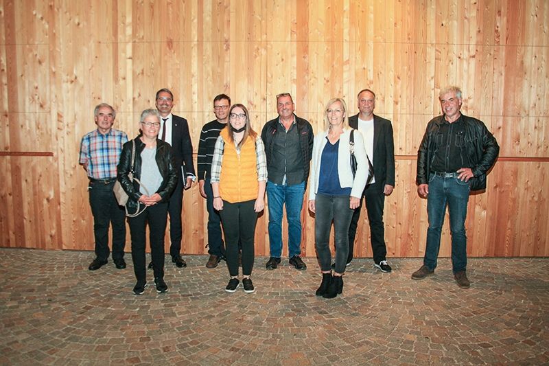 v. l.: SVP-Ortsobmann Ernst Kuenrath, Erika Habicher, LH Arno Kompatscher, Christoph Prader, Sara Fleischmann, Naz Niederholzer, Lucrezia Tschalär, BM Kandidat Armin Windegger und Armin Bertagnolli