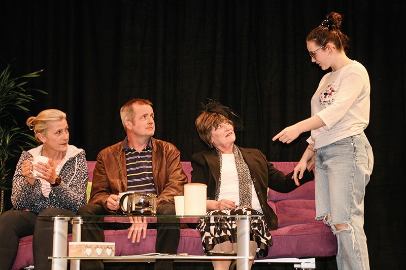 Die Darstellerinnen und Darsteller sorgten im Josef-Maschler-Haus in Tschars für eine unterhaltsame Theaterstunde. v. l. Elke Kofler, Peter Nischler, Anna Maria Schwarz, und Amelie Kofler;