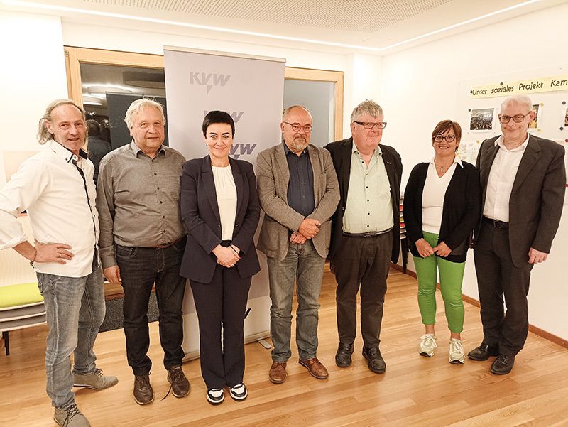 Die Mitglieder der AG Wohnen des KVW Bezirk Vinschgau treffen auf Landesrätin Ulli Mair mit v. l.: Emil Unterholzner (KVW-Bezirkssekretär), Heinrich Fliri (KVW-Bezirksvorsitzender), Georg Lechner (Leiter der KVW-AG Recht auf Wohnen), Herbert Schatzer (KVW-Vorstandsmitglied), Andrea Frank (Mitglied der KVW-AG Recht auf Wohnen) und Werner Atz (KVW-Geschäftsführer)