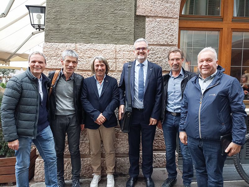 Im Bild beim Treffen der KVW-Delegation am 17.10.2024 mit Gesundheitslandesrat Hubert Messner (v.l.): Josef Bernhart (stellv. Vorsitzender KVW Bezirk Vinschgau), Primar Kurt Habicher (Krankenhaus Schlanders), Gesundheitslandesrat Hubert Messner, Ressortdirektor Michael Mayr, Gottfried Theiner (KVW-Bezirk Vinschgau) und Heinrich Fliri (Bezirksvorsitzender KVW Vinschgau)