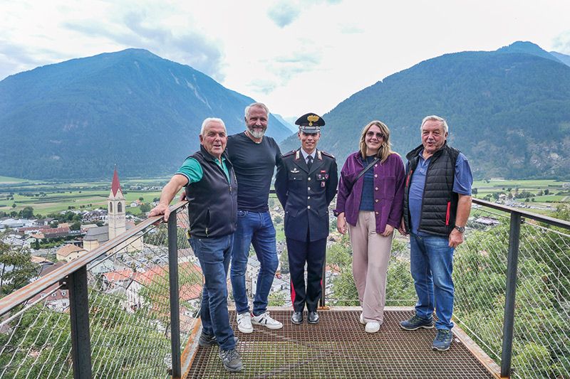 Am 21. September wurde der Bunker 5 oberhalb von Mals offiziell eröffnet. Viele Malser waren bei der Eröffnungsfeier anwesend. Auf der Aussichtsplattform v. l. Friedrich Noggler, Andreas Pobitzer, Mattia Micali, Katharina Fritz und Armin Plagg.