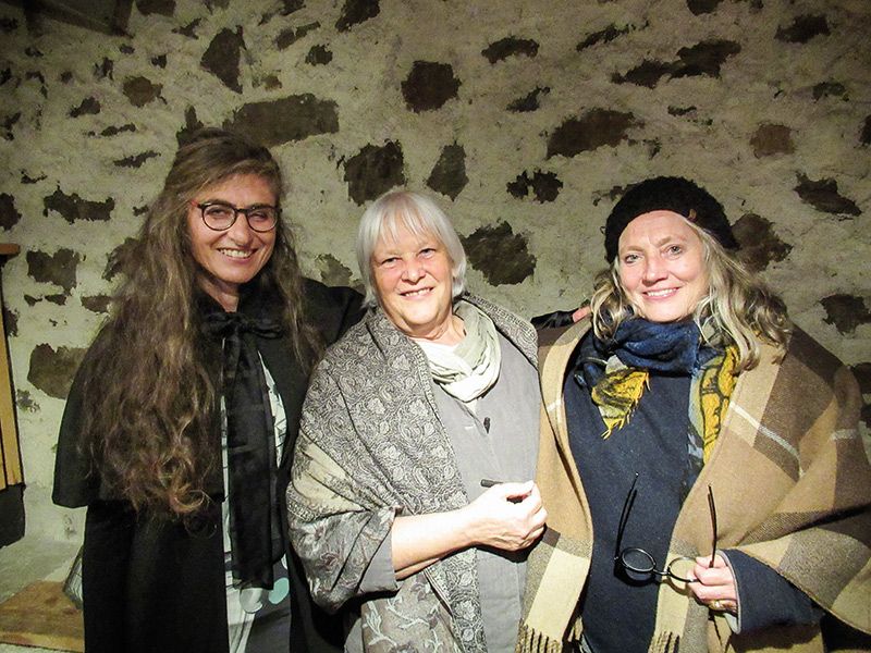 Nach der Kulturwanderung gab es am 30. September am Rimpfhof Musik und Erzählungen über Salige und Berggöttinnen mit: v.l.: Heike Vigl, Ulrike Kindl und Corin Curschellas