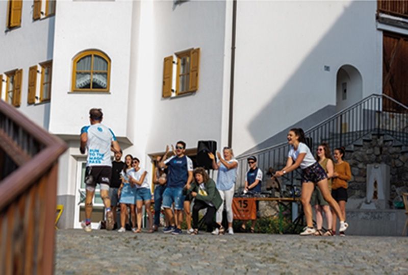 Kilometer 6 des Stelvio-Marathons in Stilfs unter dem Motto „Ihr lauft, wir feiern“