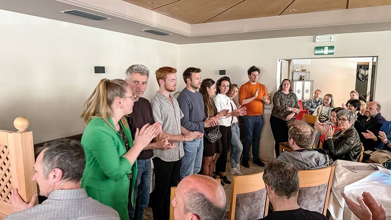 Mit einer guten Mannschaft ist der Tourismusverein Obervinschgau ausgestattet, umrahmt von Geschäftsführerin Katharina Fritz (links) und vom TV Präsidenten Lukas Gerstl (rechts)