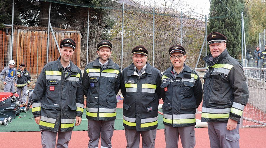 v.l. Bezirksfeuerwehr-Präsident Meran Matthias Gamper, Landesjugendreferat-Stellvertreter Philip Forcher, Landesjugendreferent Franz Seehauser, Bezirkspräsident Untervinschgau Roman Horrer, Bezirkspräsident Obervinschgau Klaus Obwegeser