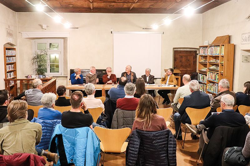 Touriseum on tour mit die „Fremmen kemmen“ - ein Abend mit Zeitzeugen zum Thema Tourismus im Vinschgau zwischen 1961 und 1983: v. l. am Podium Gianni Bodini, Hans Staffler, Franz Angerer, Thomas Rinner, Paul Rösch und Patrik Rina