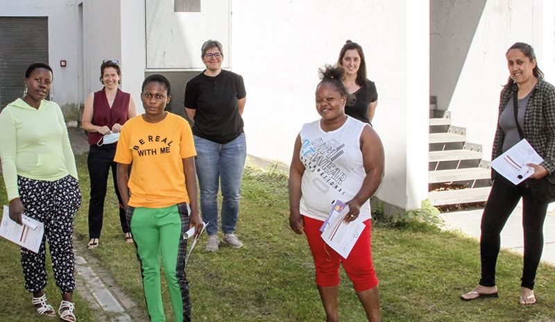 vorne v. l. n. r. Akimie Eki, Adewiye Adefunkt, Agedo Angela, Ziayi Razia, hinten v. l. n. r. Barbara Wopfner, Elke Pirhofer, Magdalena Eberhöfer