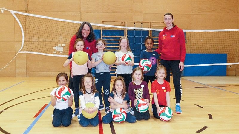 Die Kleinen mit ihre Trainerinnen Karin Thanei und Juliana Petrilakova