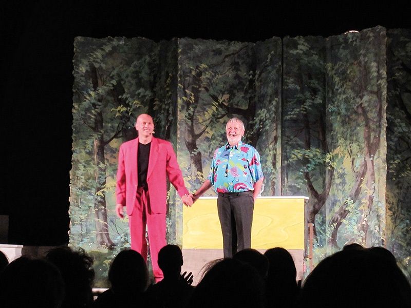 Die Theatergruppe Kortsch präsentiert nach der langen Zeit des Lockdowns wieder ein Theaterstück. An drei Abenden Anfang August wurde die Komödie „Kerle auf Kur“ auf dem Plawennpark aufgeführt, gespielt von Christian Telser und Karl Fleischmann.