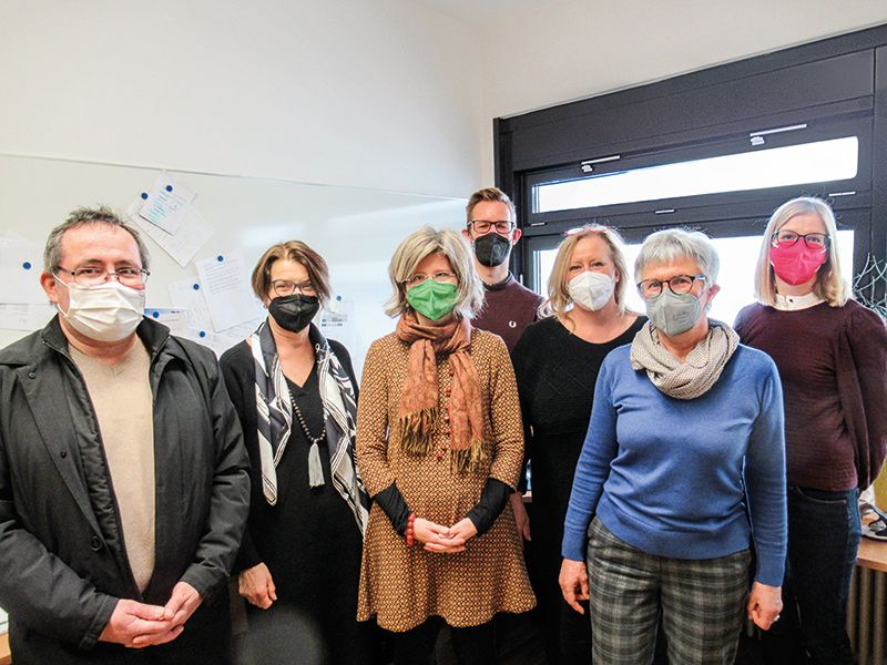 Bei einer kleinen Feier wurden die neuen Büroräume des PBZ Schlanders besichtigt: v. l.: Gustav Tschenett, Gertrud Verdorfer, Dorothea Staffler, Florian Leimgruber, Virginia Tanzer, Maria Luise Muther und Johanna Stecher.