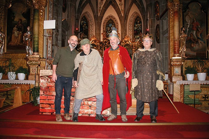 v.l. Die Schauspieler in der Pfarrkirche von Schluderns: v. l. Michael Stauder (Erzähler), Heini Riedl (Bettler), Martin Klotz (Hl. Martin) und Josef Trafoier (Kaiser)