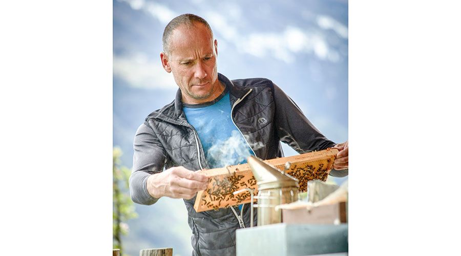 Prüfender Blick bei der Bienenkontrolle. Foto © Karin Thaler