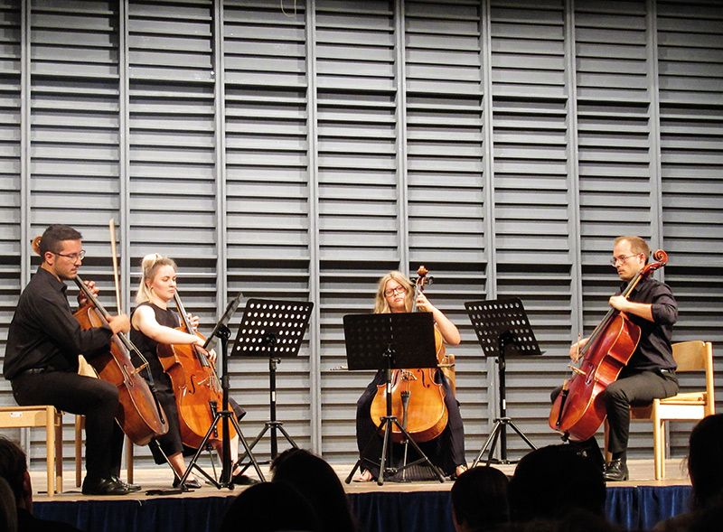 Ein Konzert mit 4 Cellos im Kulturhaus Schlanders: v.l. Matteo Bodini, Antonia Neussl, Salome Osenberg und David Unterhofer.