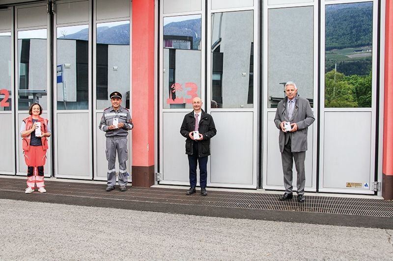 v.l: die Bezirksfeuerwehrärztin Nicole Ritsch, der Bezirksfeuerwehrobmann Roman Horrer, der Obmann der Raika Schlanders Erich Ohrwalder und der Raika-Direktor Michael Grasser
