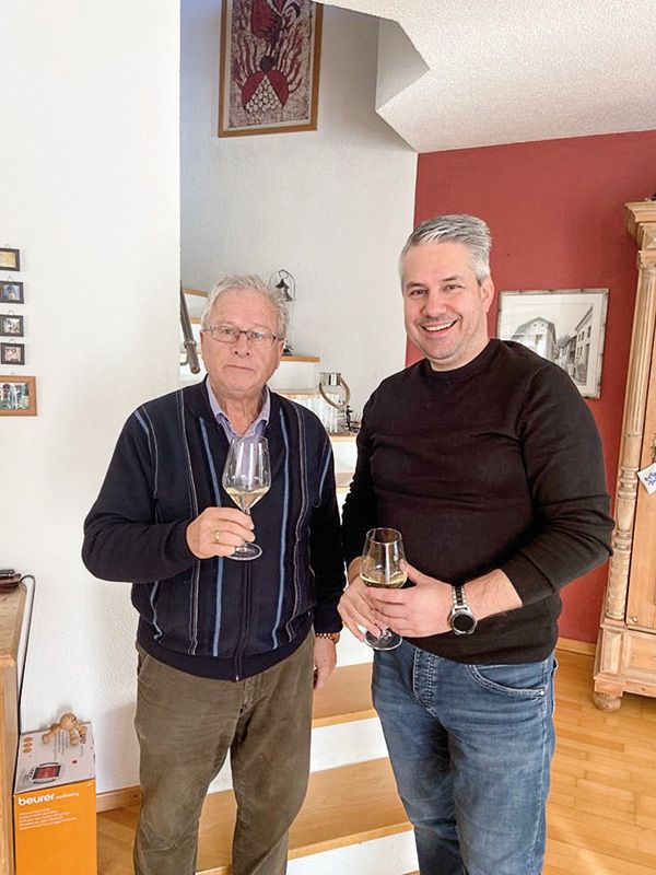 Josef Trafoier, jahrzehntelang Obmann der Heimatbühne Schluderns,(links im Bild) will sich langsam zurückziehen und mit Andreas Oberhofer (rechts) einen Nachfolger aufbauen