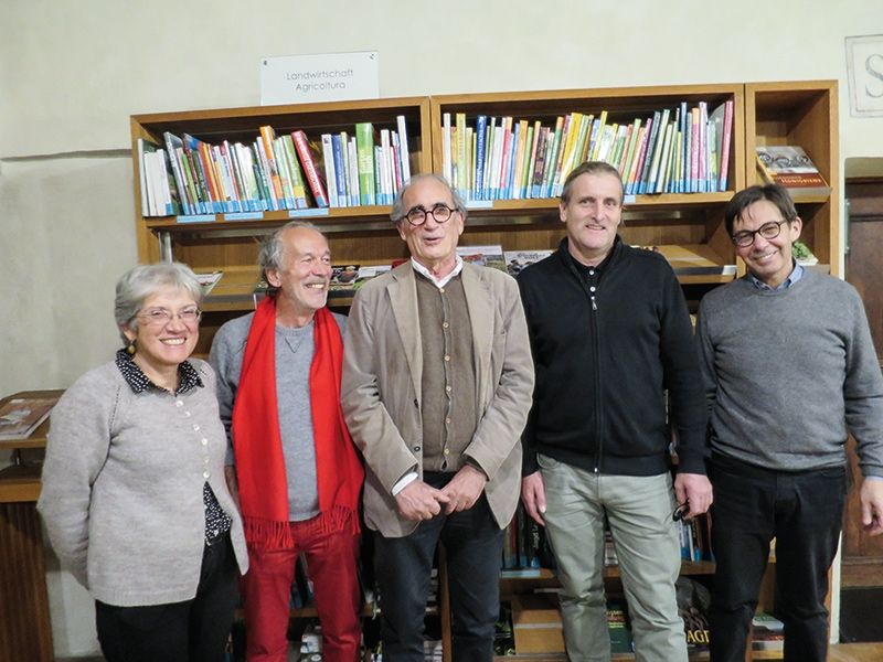 Claudia Bodini vom Bildungsausschuss, Gianni Bodini als Moderator, Aldo Mazza, Raimund Rechenmacher, der Bibliotheksleiter und Lucio Giudiceandrea