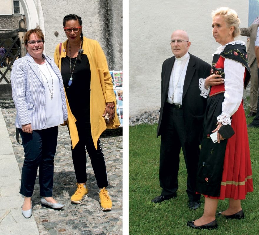 Warten auf den Bundespräsidenten vor dem Kloster St. Johann in Müstair. links: die Unternehmerin und Schweizer Nationalrätin Magdalena Martullo-Blocher mit der Gemeindepräsidentin von Val Müstair Gabriella Binkert Becchetti; rechts: der neue Bischof von Chur Joseph Maria Bonnemain und die Präsidentin der Freunde St. Johann in Müstair Elisabeth Oltramare Schreiber.
