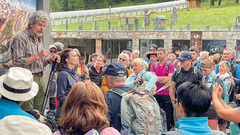 Reinhold Messner erläutert den vielen Gästen die Verhaltensregeln den Yaks gegenüber. Hunde würden von den Yaks als Wölfe angesehen und man solle die Yaks mit Hunden großräumig meiden