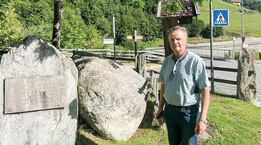 Inschrift an der Gedenktafel  in der Gand, Martell:   “Der Mensch wollt die Natur bezwingen  und ihr mit Gier Profit abringen.  Sie forderte dann grausam zurück,  jedoch kein Menschenleben zum Glück.  Drum wurde geschaffen dieser Ort  als Dank und Ermahnung immerfort.“  Stauseekatastrophe  vom 24. 25. August 1987