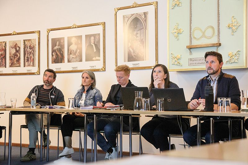 v. l.: Die Referent:innen Florian Gruber und Barbara Wieser Pratzner, der Vizesekretär Philip Fliri, die Generalsekretärin Kathia Götsch und BM Zeno Christanell: Die große Aufgabe steht bevor, alle Geldmittel zu durchforsten, um die Energiekosten decken zu können