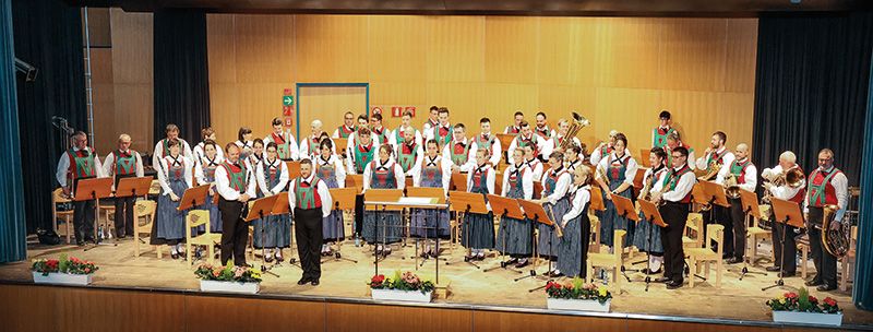 Musikkapelle Tschengls mit Kapellmeister Josef Tschenett