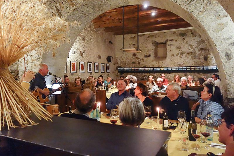 Sepp Messner Windschnur (links) sorgte mit seinen Liedern für einen gelungenern Abend im stimmungsvollen Ambiente der Tschenglsburg mit Gastwirt Karl Perfler