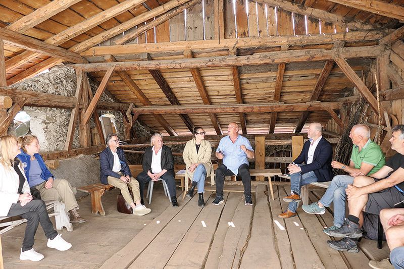 Pressekonferenz zum Festival StilZ 2024 im Stadel im Karmatschweg: v. l.: Maria Herzl, Clara Mayr, Urban Rinner, BM Franz Heinisch, Daria Habicher, Manfred Schweigkofler, Volker Klotz, Franz Braun, Peter Grutsch. Nicht im Bild: Roland Angerer, Verena Wopfner und Mauro Franceschi