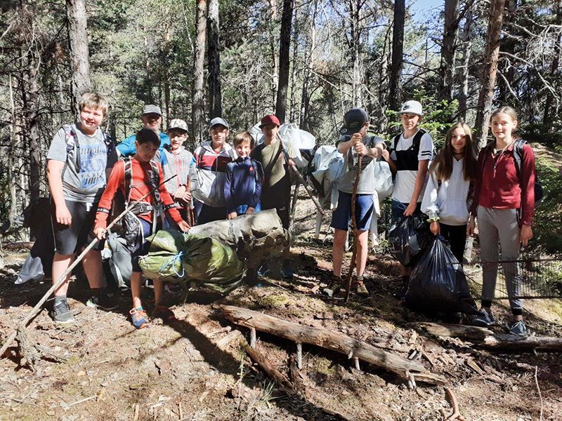 Beim Müllsammeln - „Plastikmüll hält bis zu 6000 Jahre“