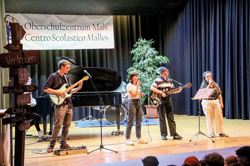 Schulabschlussfeier am Oberschulzentrum Mals 2023. Es gab eine Menge zum Feiern. Dazu gehört auch das Maximum von 100 Punkten mit Auszeichnung von Armin Plattner und die 100 Punkte von Eva Gruber und Lena Wiesler. Die Schulband gab dem Anlass eine besondere Note. V.l.: am Klavier Selina Veith, an der E-Gitarre Jakob Geier, am Schlagzeug Florin Rainalter, Sängerin Denise Geneth, an der E-Gitarre Claudia Telser und Sängerin Giulia Nasti.