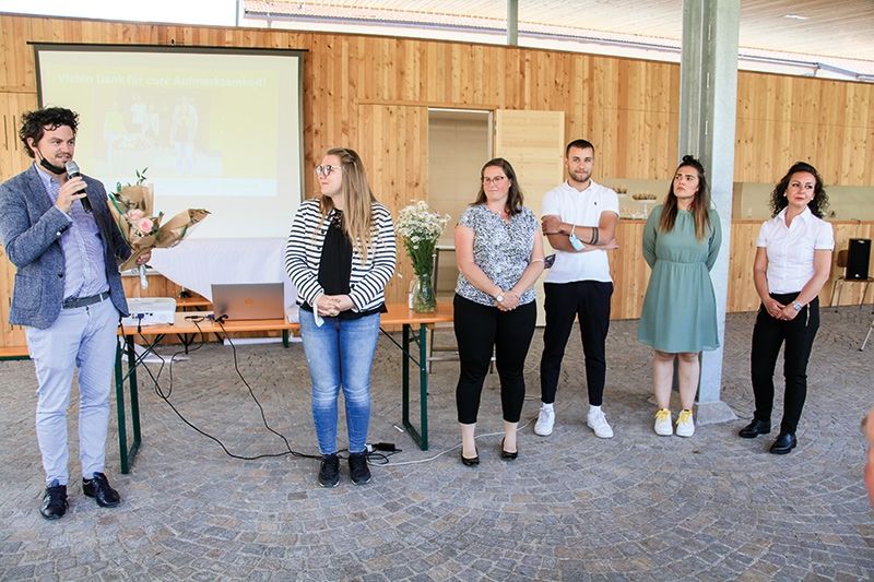 v.l.: der Präsident der Ferienregion Lukas Gerstl bringt Blumen für die Mitarbeiter:innen, Katharina Fritz, Franziska Frank, Philipp Florineth, Miriam Pisoni, Nadja Anstein