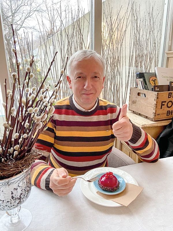 Martin Trafoier ist als Eisbärenpräsident wiederbestätigt. Er feierte Corona bedingt allein im „Restaurant Kuppelrain“ mit Törtchen. Und er ist glücklich, dass ihm die Rute nicht ins Fenster gestellt worden ist.
