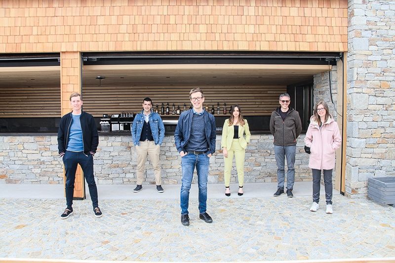 Der neue HGV-Ortsausschuss in der Gemeinde Graun v.l.: Hubert Thanei (Apart Hotel St. Valentin), Daniel Trafoier („Schwarzer Adler“, Reschen) Thomas Strobl (Seehotel, Reschen), Teresa Theiner (Hotel Traube-Post, Graun), Dietmar Folie (Hotel Zum Mohren Reschen), Julia Patscheider (Camping zum See St. Valentin) - es fehlen Hubert Stecher (Mein Dörfl Reschen) und Christine Warger (Schwarzer Adler Graun)