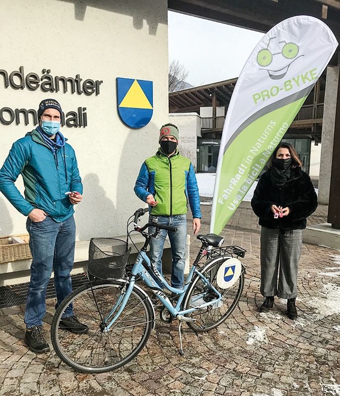 v.l. PRO-BYKE-Lichtersets für die dunkle Jahreszeit verteilen Klaus Nischler (Ötzi Bike Verein) und die Gemeindereferenten Florian Gruber und Astrid Pichler