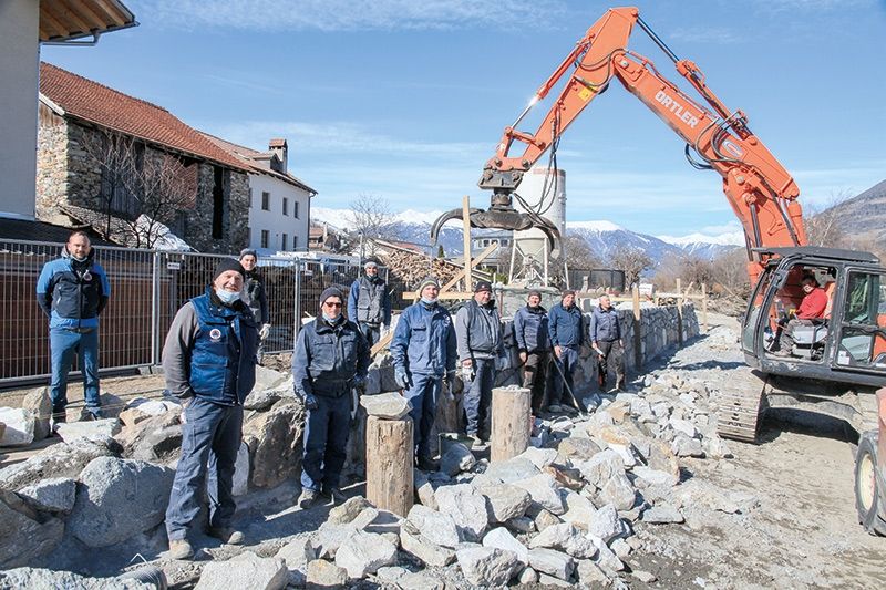 An der Etsch mitten in Laas wird eine Hochwasserschutzmauer errichtet. Um die Gefahr von Überflutungen im Dorfbereich von Laas zu verringern, ist in einem Generalprojekt auch die Ertüchtigung des Gerinnes der Etsch vorgesehen. Dadurch wird es möglich, die Gefahrenzonen im Dorfbereich von Laas zurückzunehmen.