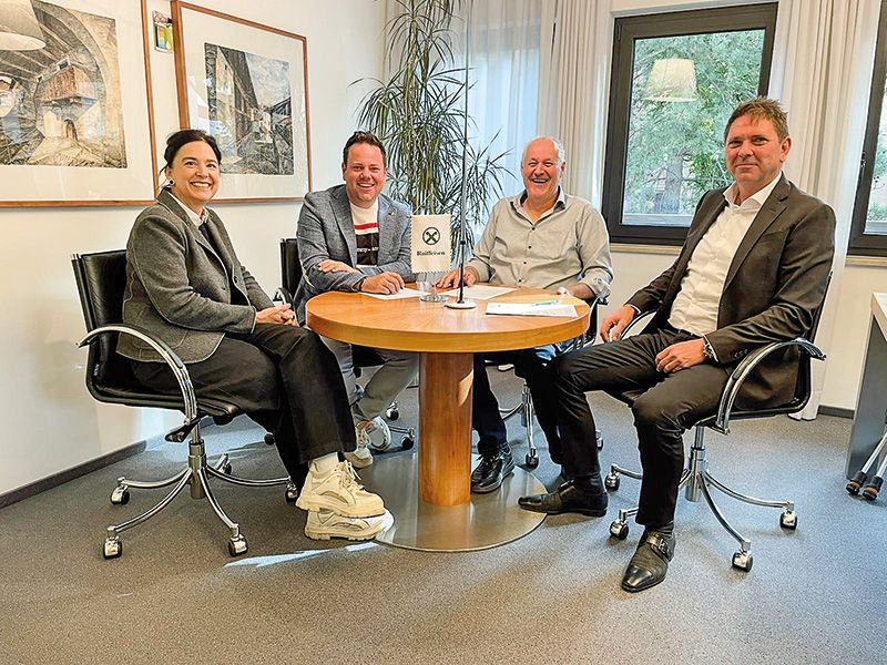 v. l.: Geschäftsführerin Tourismusverein Karin Thaler, Präsident Tourismusverein Philip Ganthaler, Obmann Raiffeisenkasse Christian Ungerer, Geschäftsführer Raiffeisenkasse Christoph Ladurner