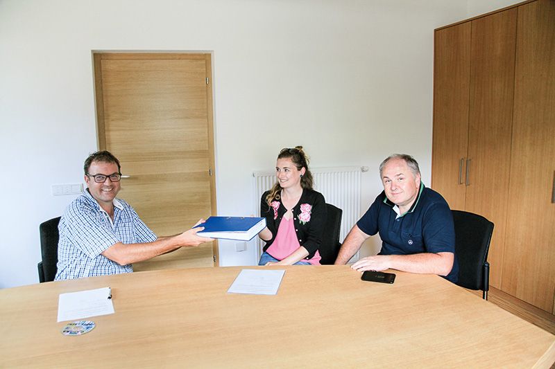 Am 23. Juli 2020 übergibt der Präsident der Rambach Konsortial GmbH Walter Gostner den Konsortial-Liquidatoren Barbara Riedl und Georg Sagmeister sämtliche Bau- und Betriebsunterlagen. Das Jahr 2022 ist das erste volle Jahr, in dem das E-Werk am Rambach unter der schlanken Führung durch die Gemeinde Taufers verwaltet und abgerechnet wird.