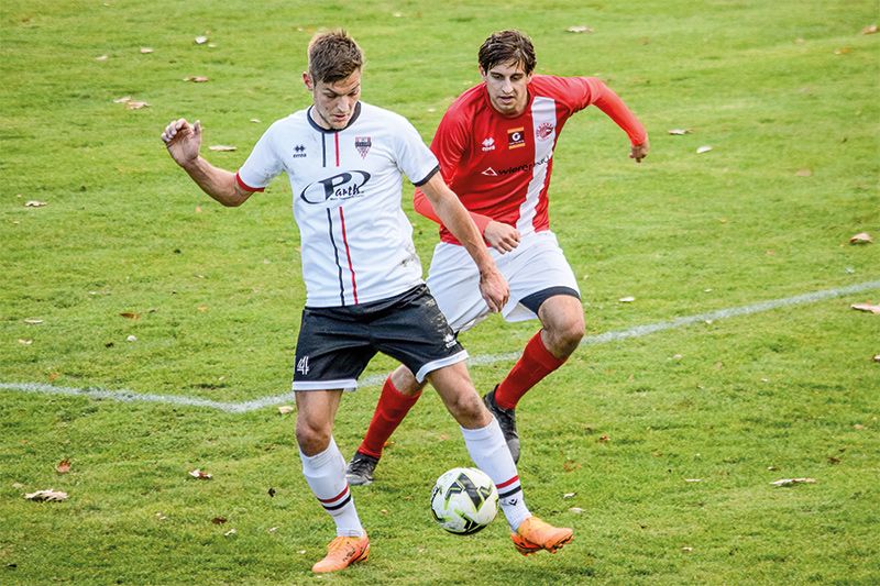 Simon Schütz (weiß) überwintert mit den Latschern in der Landesliga auf Position 3.