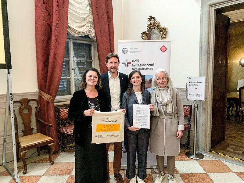 Bei der Zertifikatsverleihung am 14. November in Bozen v. l. Familienreferentin Astrid Pichler, Bürgermeister Zeno Christanell, Gemeindesekretärin Katja Götsch und Auditorin Marlene Preims