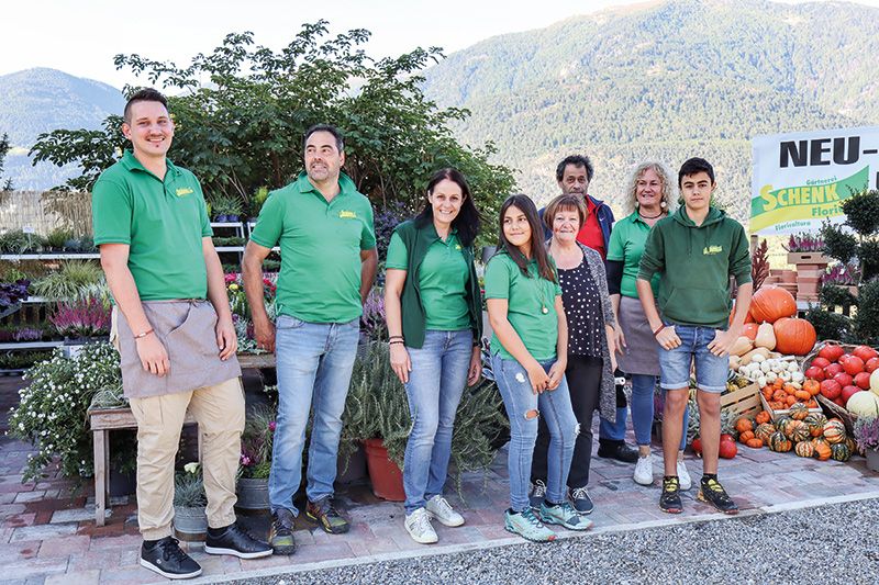 Das Team der Gärtnerei Schenk vor dem neu eröffneten Blumengeschäft an der Staatsstraße in Schluderns