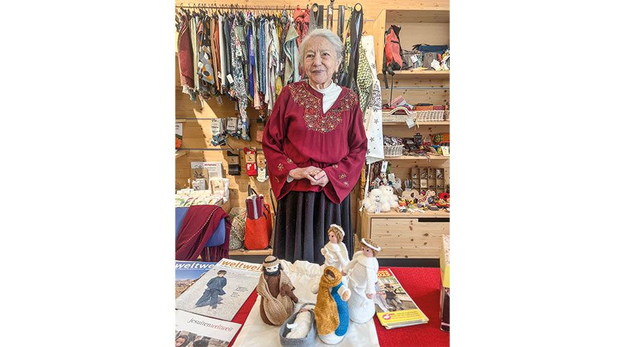 Margret Bergmann mit den gehäkelten Krippenfiguren aus Afghanistan