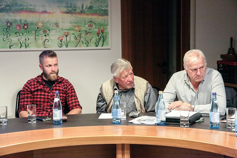v. l.: Tobias Nischler, Christian Oberperfler und VizeBM Walter Laimer: Günstiges Borkenkäfer-Langholz für die Bürger, die mindestens 4 Jahre in der Gemeinde ansässig sind