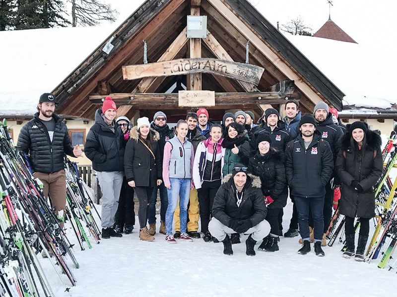 die Eishockeyspieler des Hockeyclubs Bozen mit Familienmitglieder auf der Haideralm